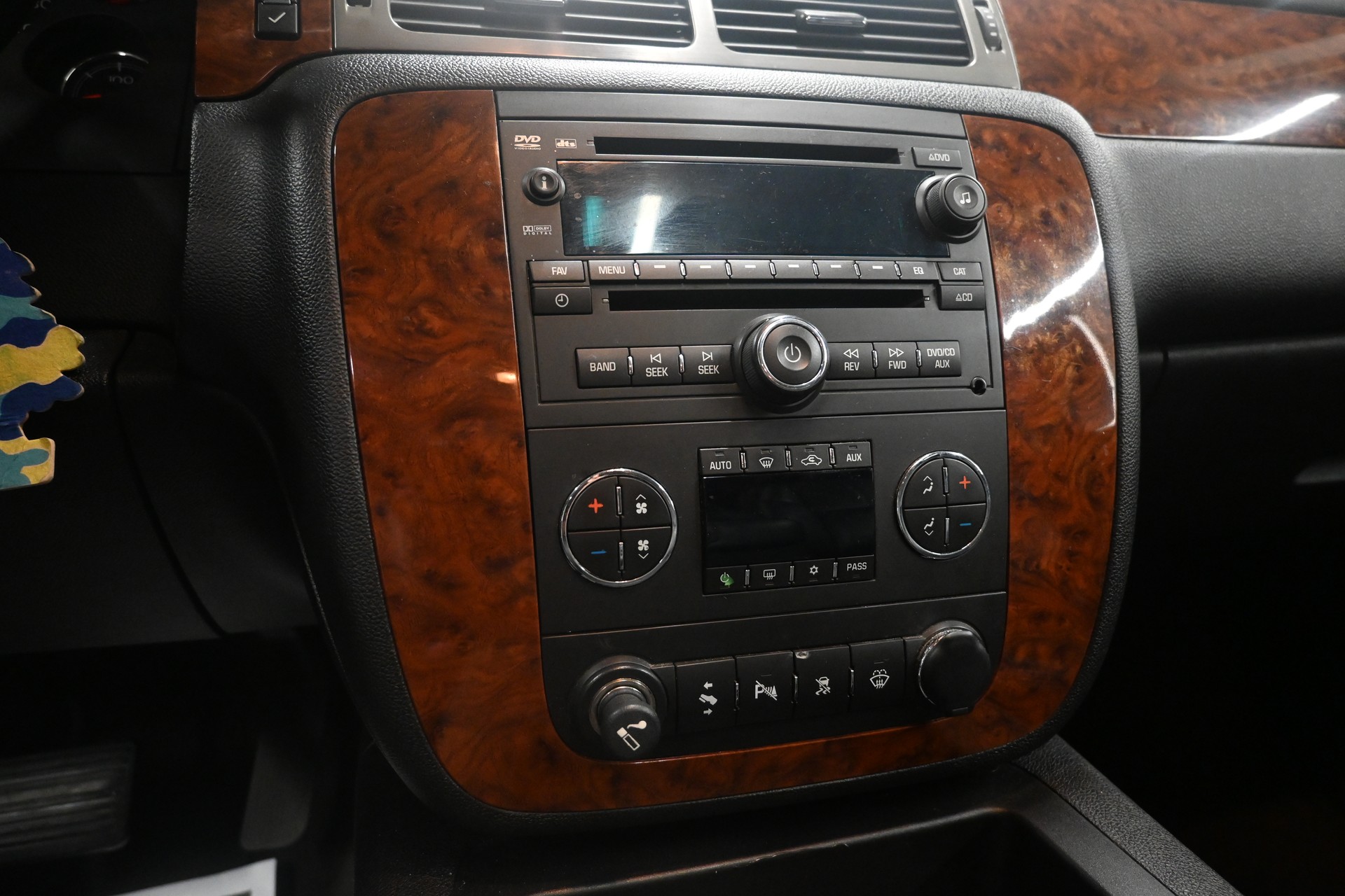 CHEVROLET Suburban LT-image-7