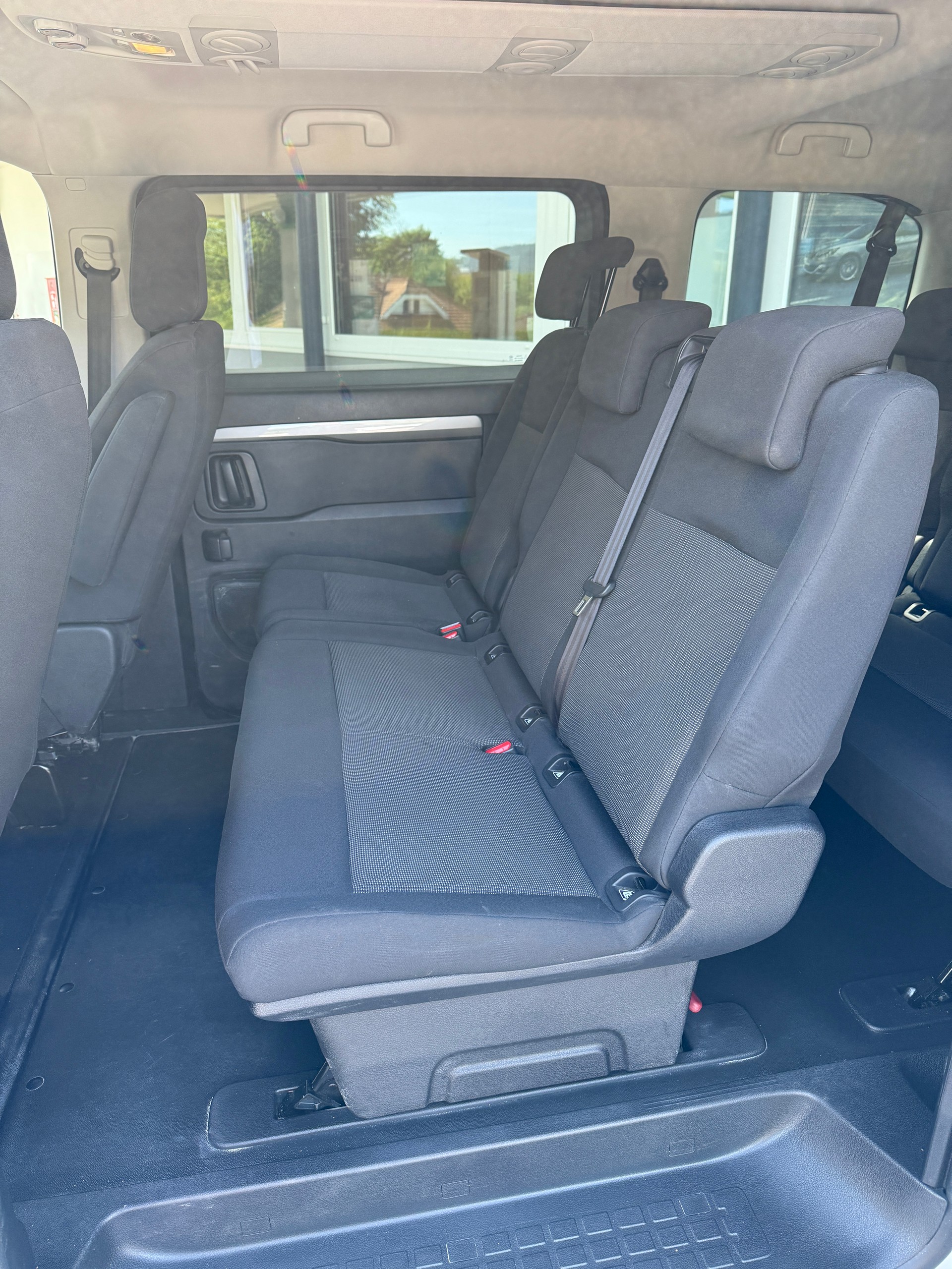 PEUGEOT Traveller 2.0 BlueHDi Business Standard EAT8-image-5