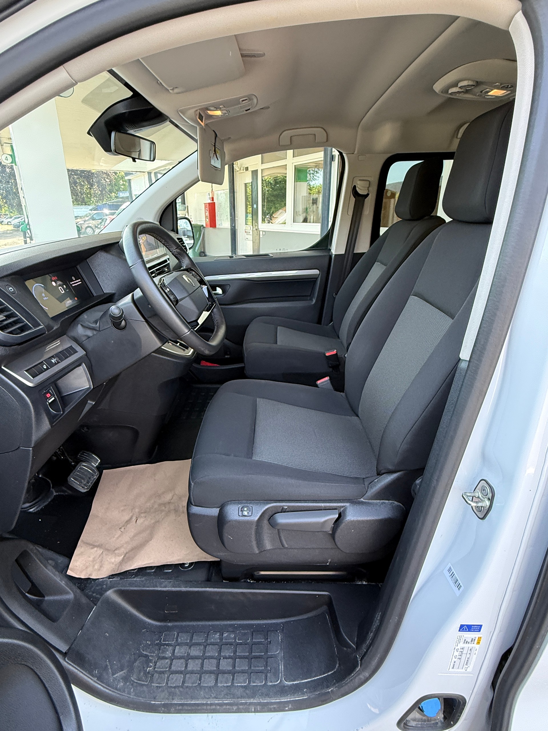 PEUGEOT Traveller 2.0 BlueHDi Business Standard EAT8-image-8