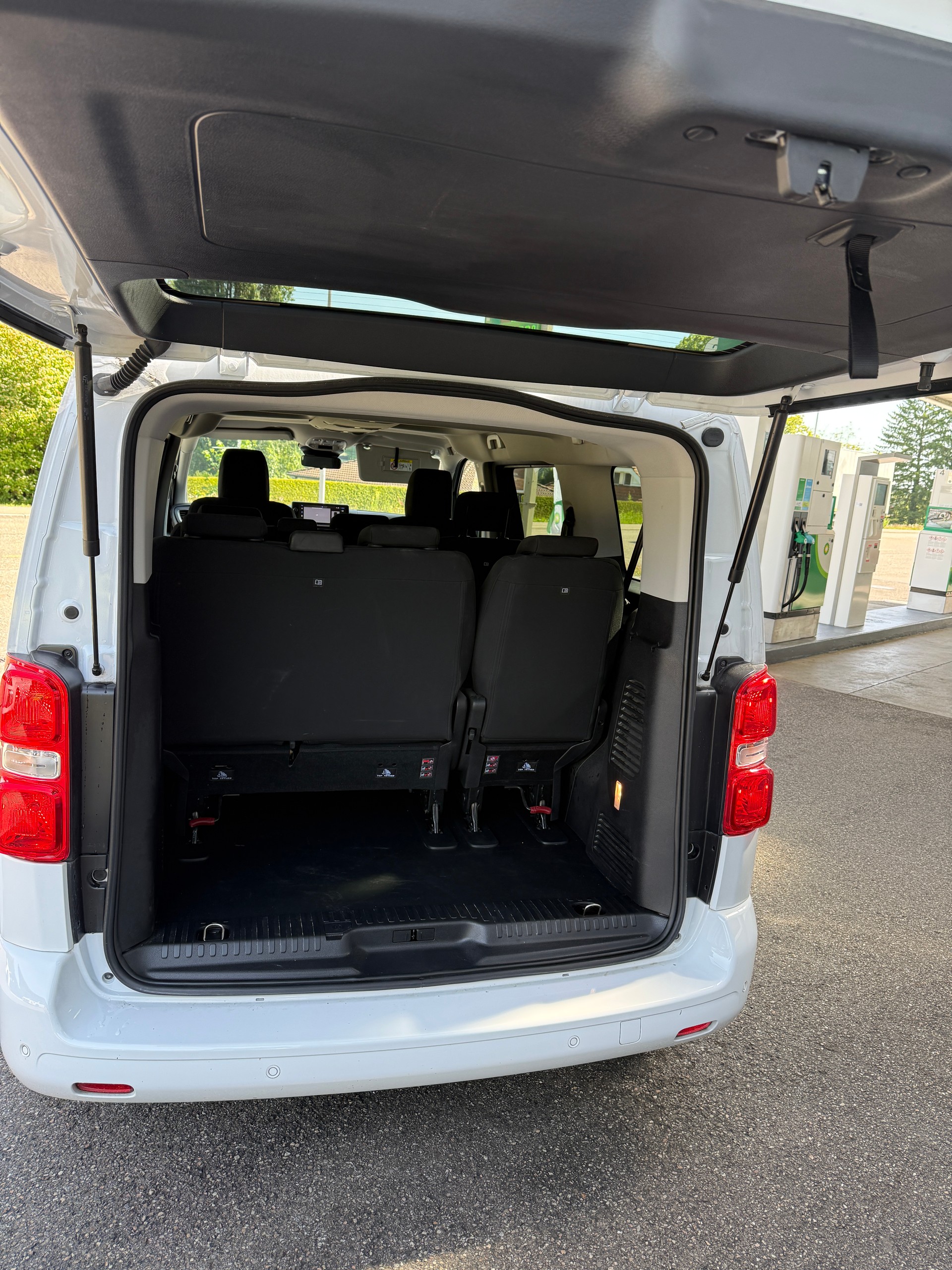 PEUGEOT Traveller 2.0 BlueHDi Business Standard EAT8-image-4
