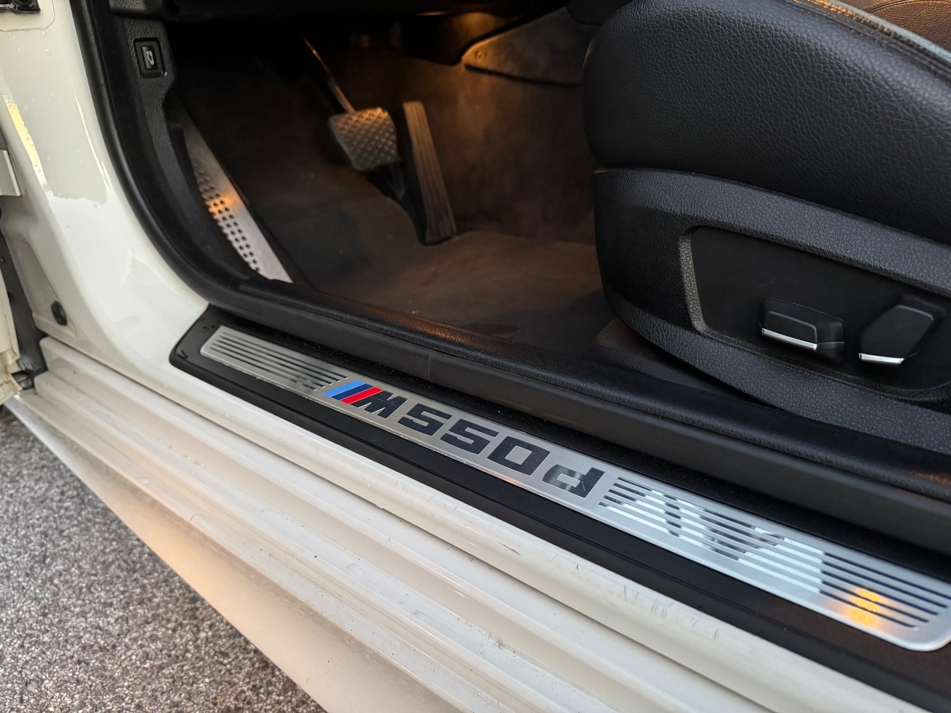 BMW M550d xDrive-image-10