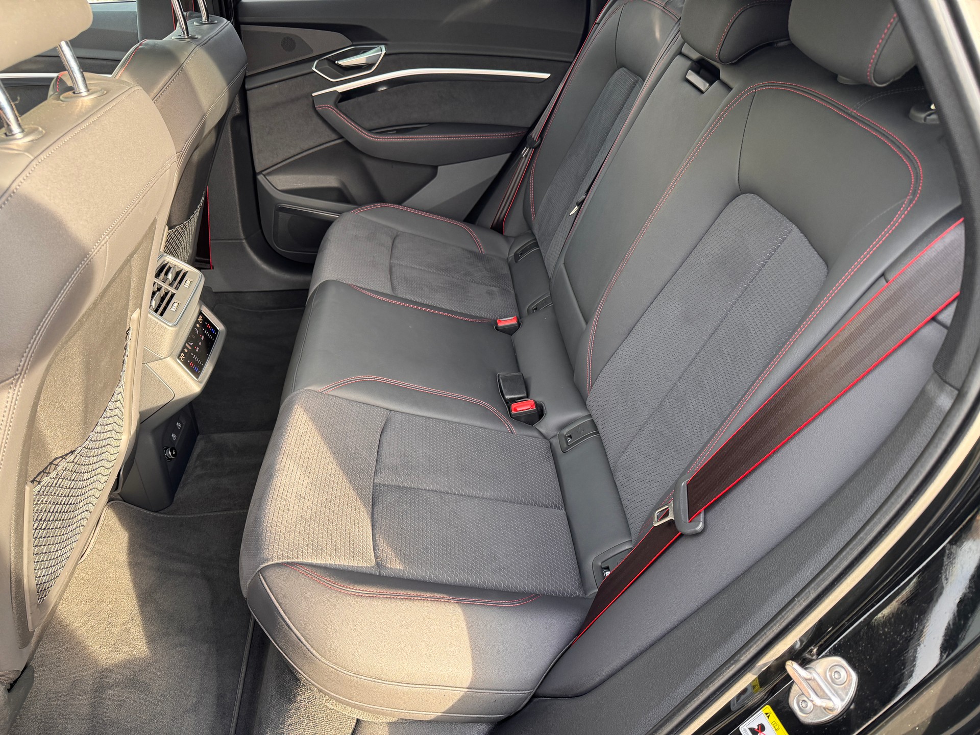 AUDI Q8 50 e-tron Black Edition quattro-image-7