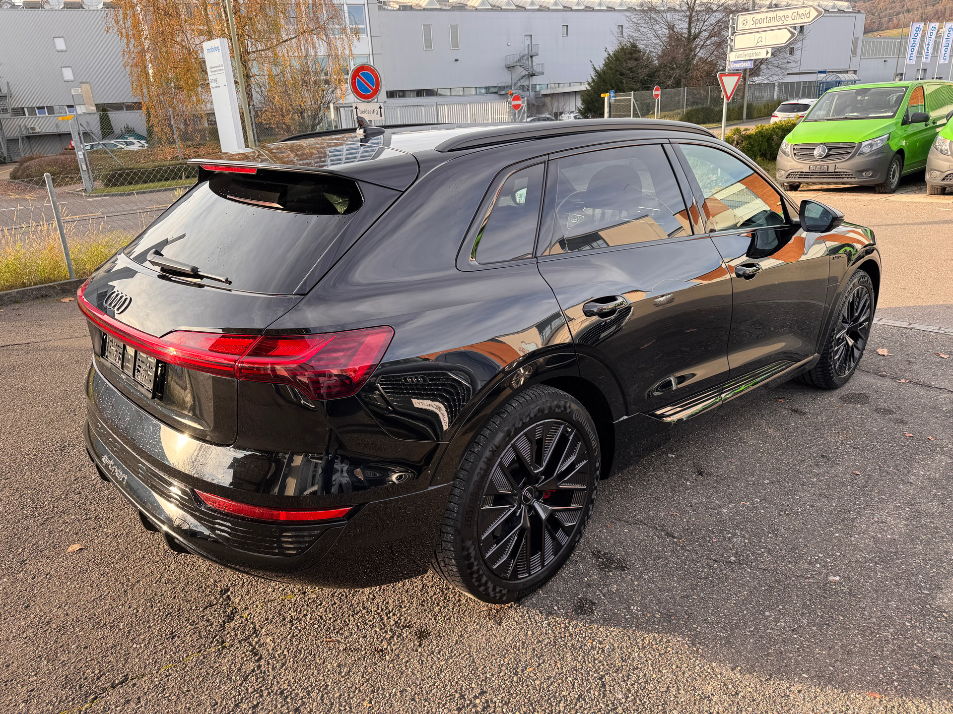 AUDI Q8 50 e-tron Black Edition quattro-image-4