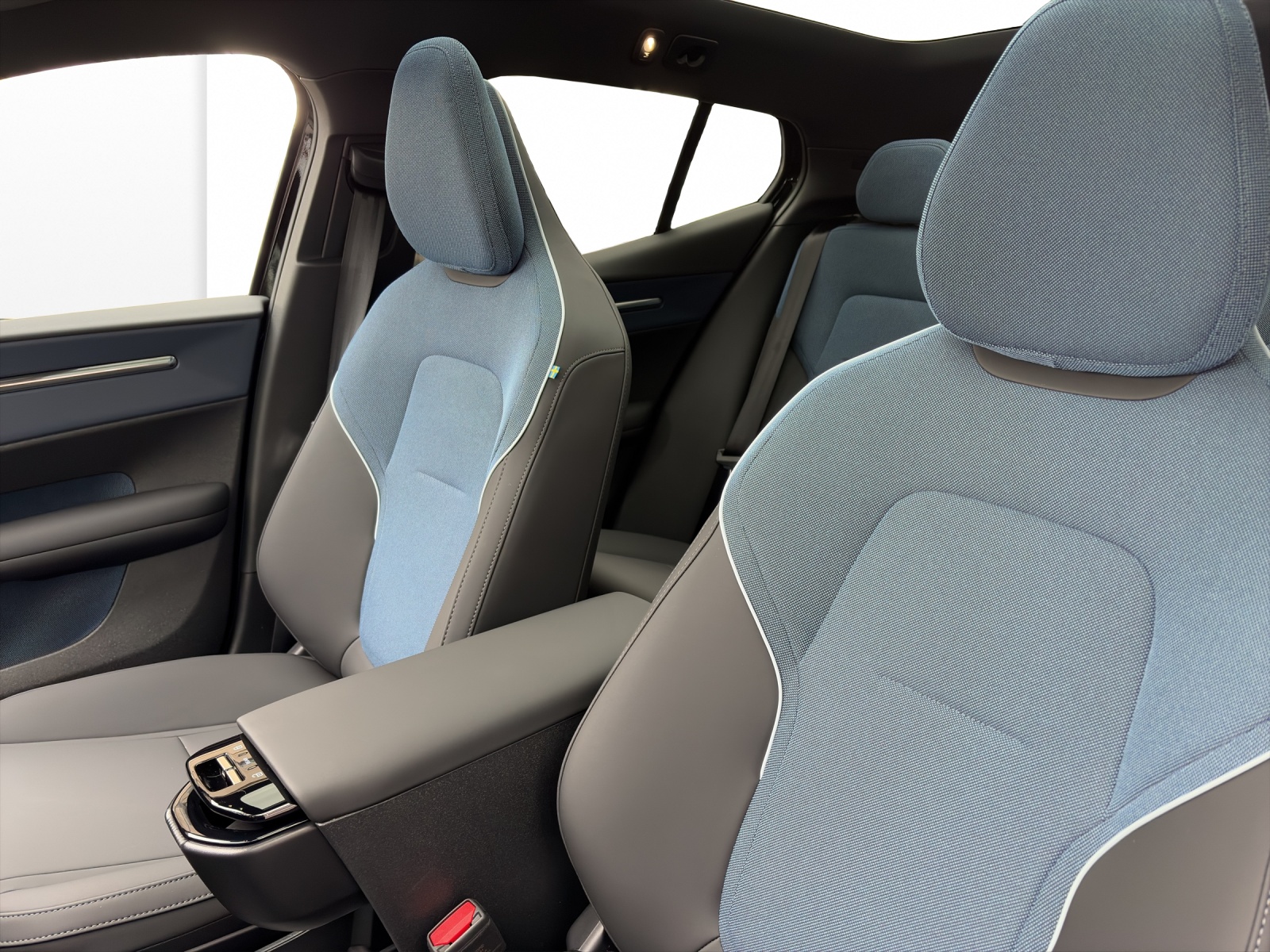 VOLVO EX30 E60 Twin Ultra Performance Sw. Black Ed. AWD-image-8