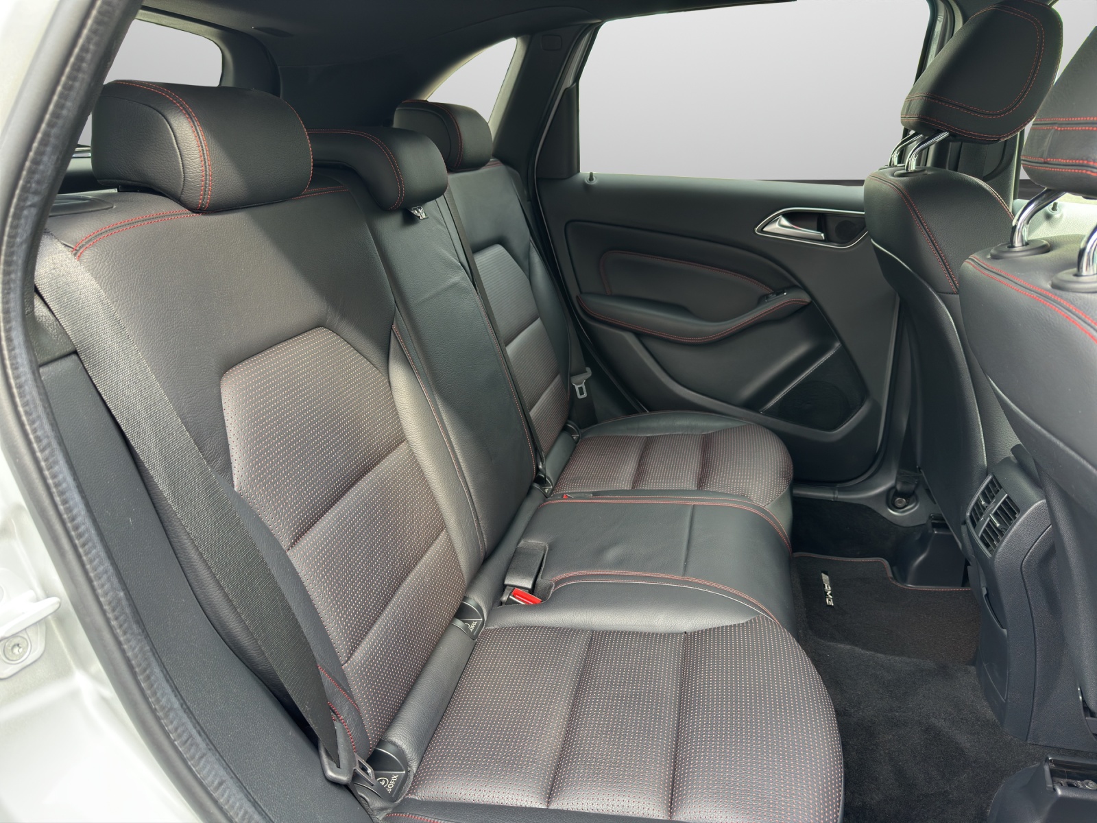 MERCEDES-BENZ B 250 AMG Line 4m-image-12