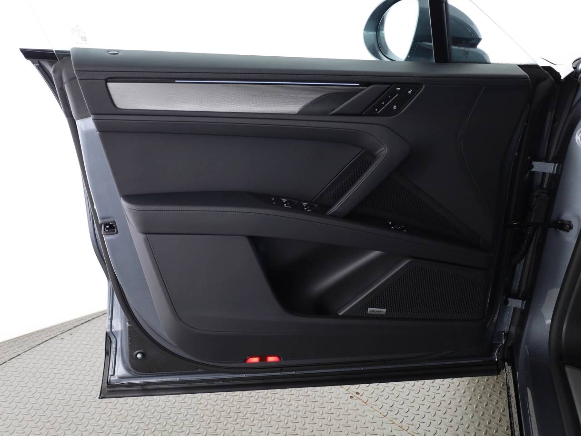 PORSCHE Cayenne S Electric-image-16