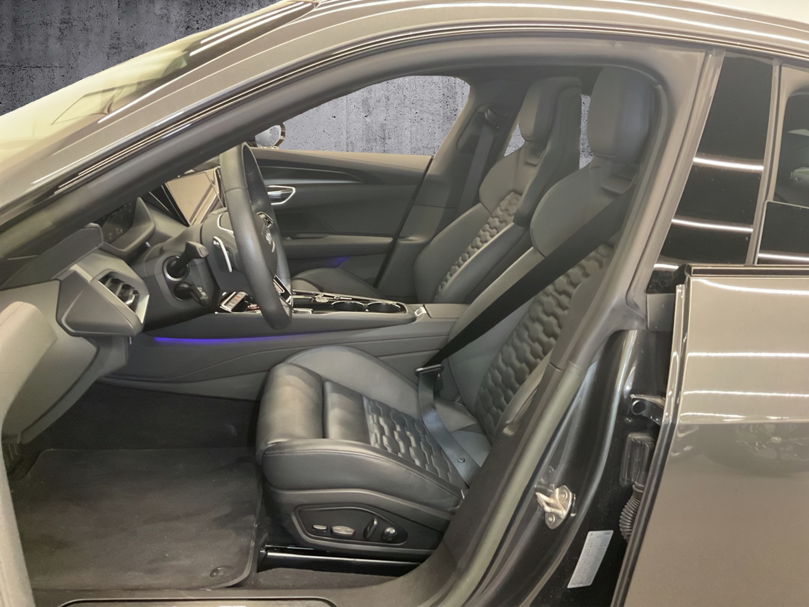 AUDI e-tron GT quattro-showroom-element-3