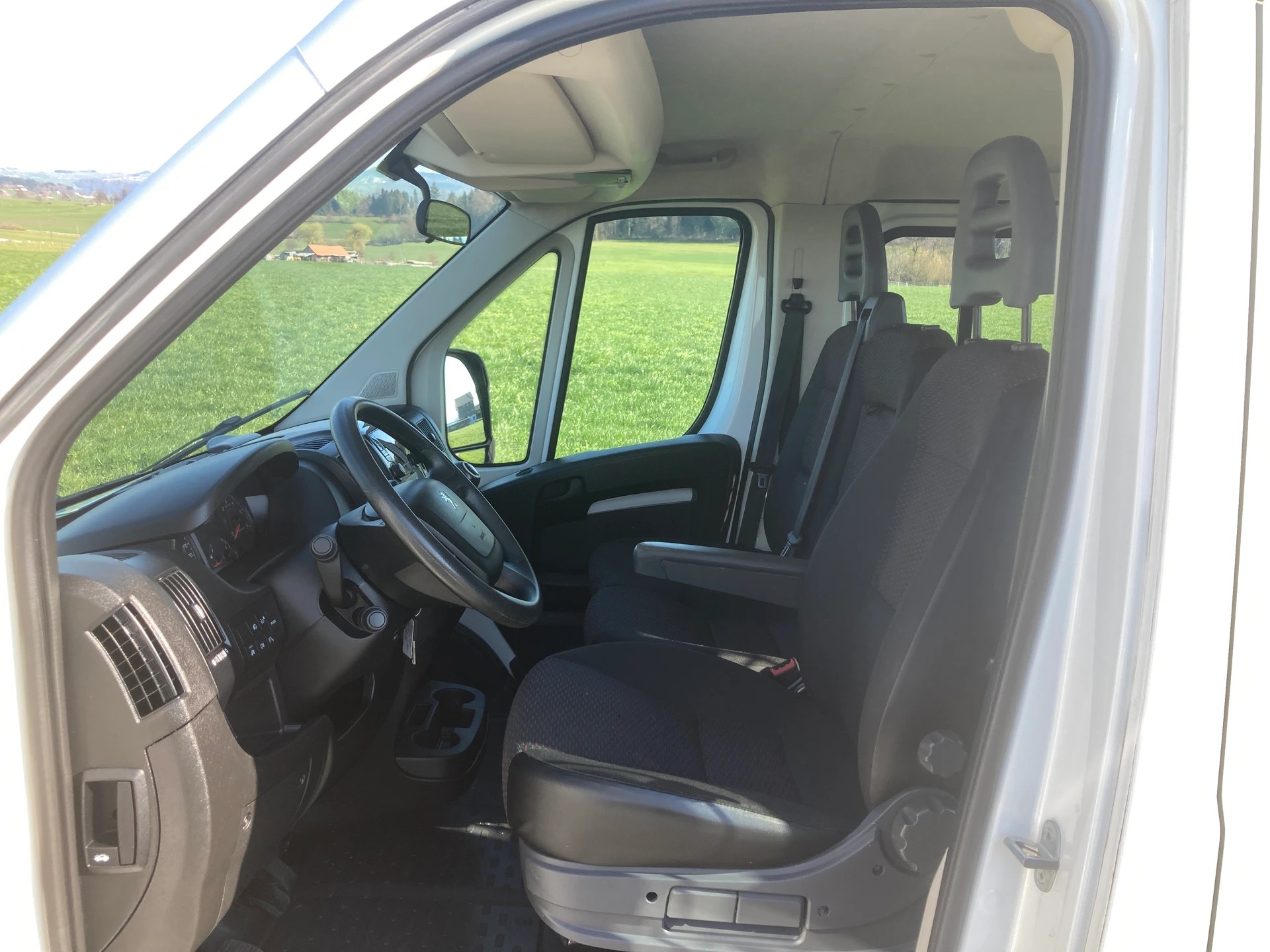 PEUGEOT Boxer 2.2 BlueHDI Doppelkabine mit Anhängerkupplung-image-9
