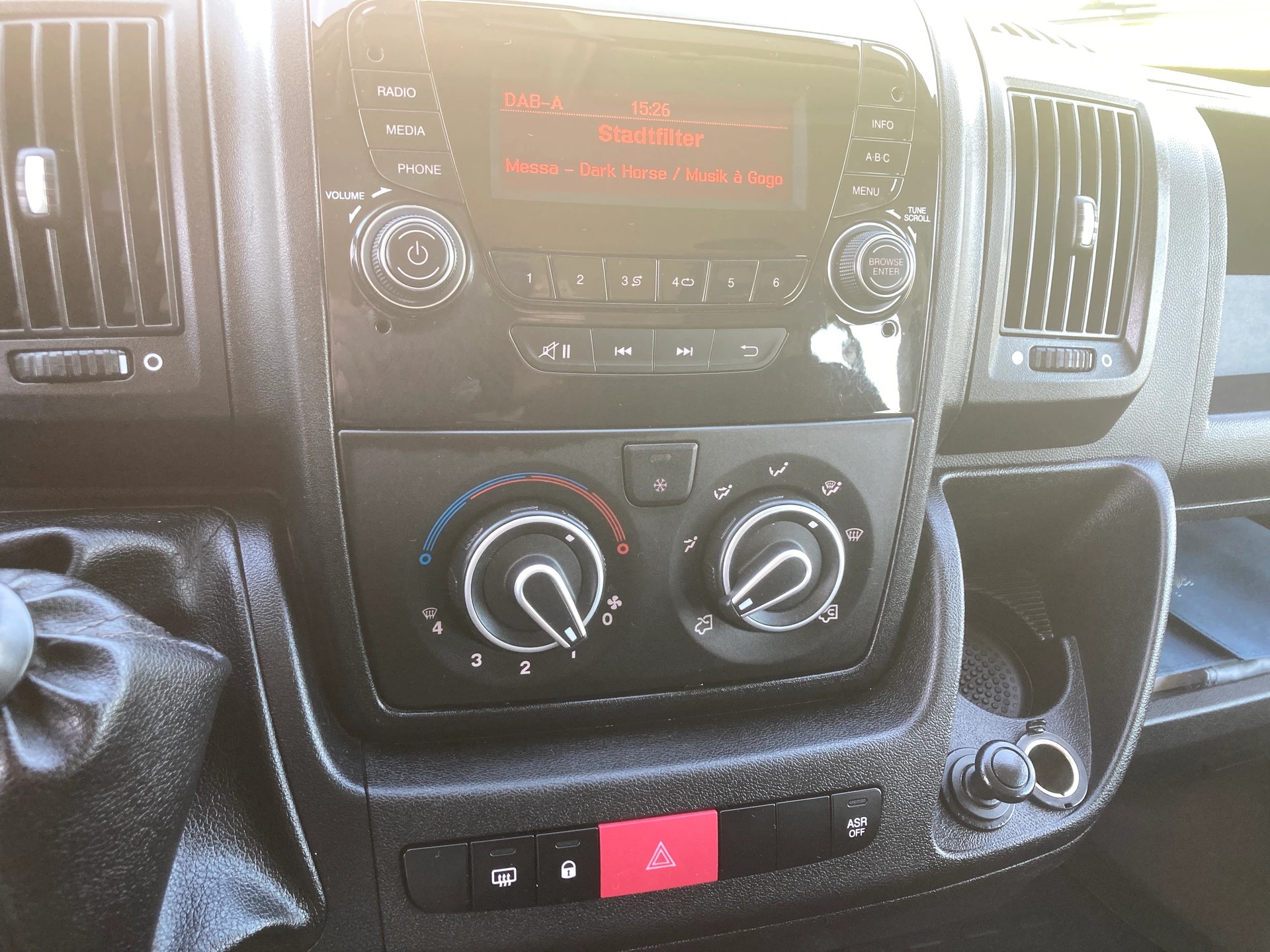 PEUGEOT Boxer 2.2 BlueHDI Doppelkabine mit Anhängerkupplung-image-13