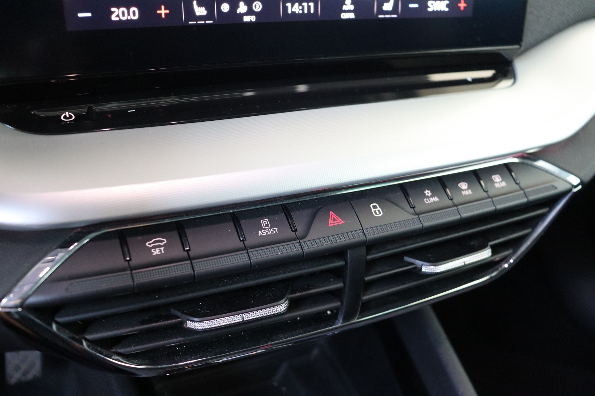 SKODA Octavia Combi 2.0 TDI DSG Style 4x4-image-18