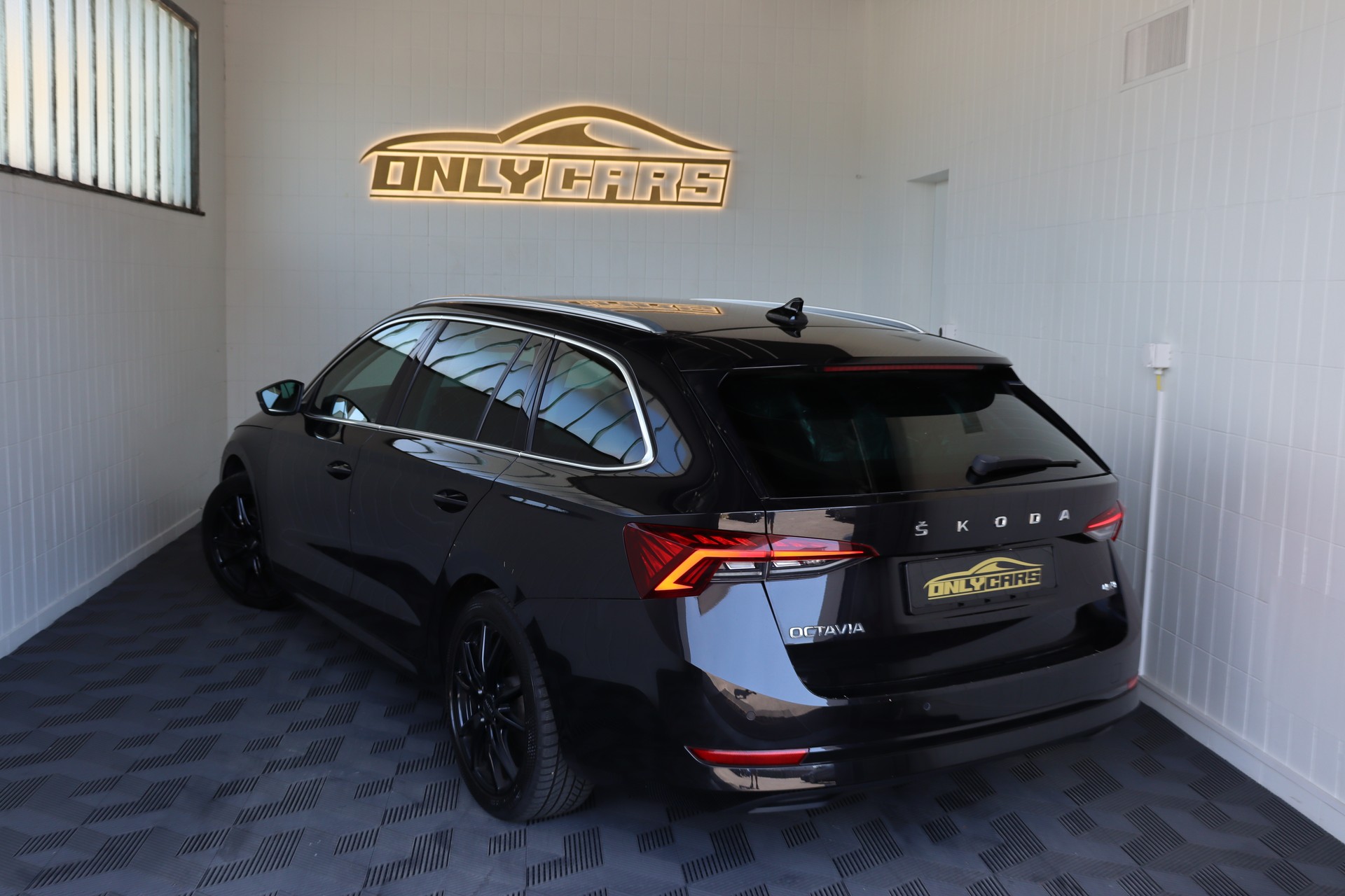 SKODA Octavia Combi 2.0 TDI DSG Style 4x4-image-8