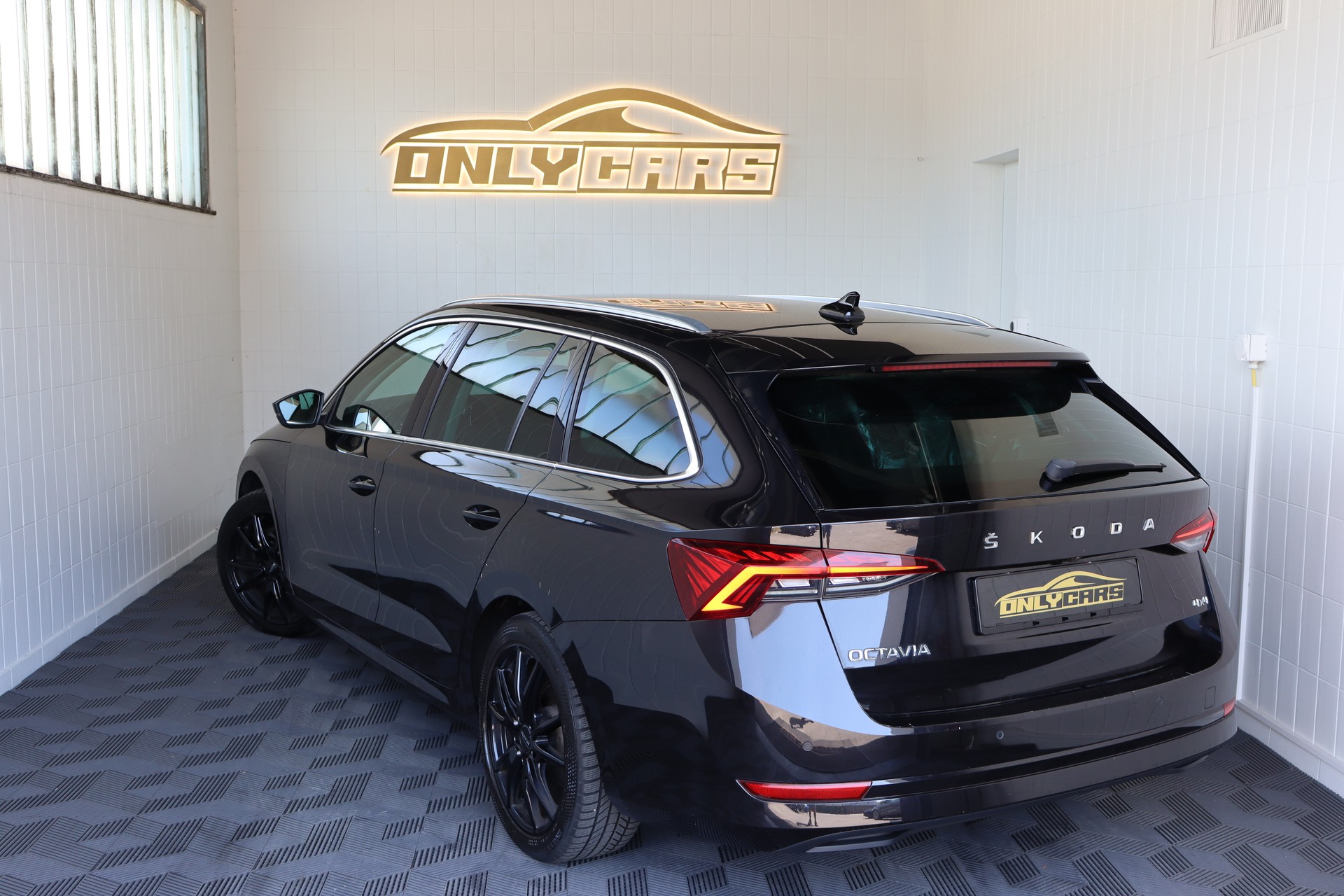 SKODA Octavia Combi 2.0 TDI DSG Style 4x4-image-9