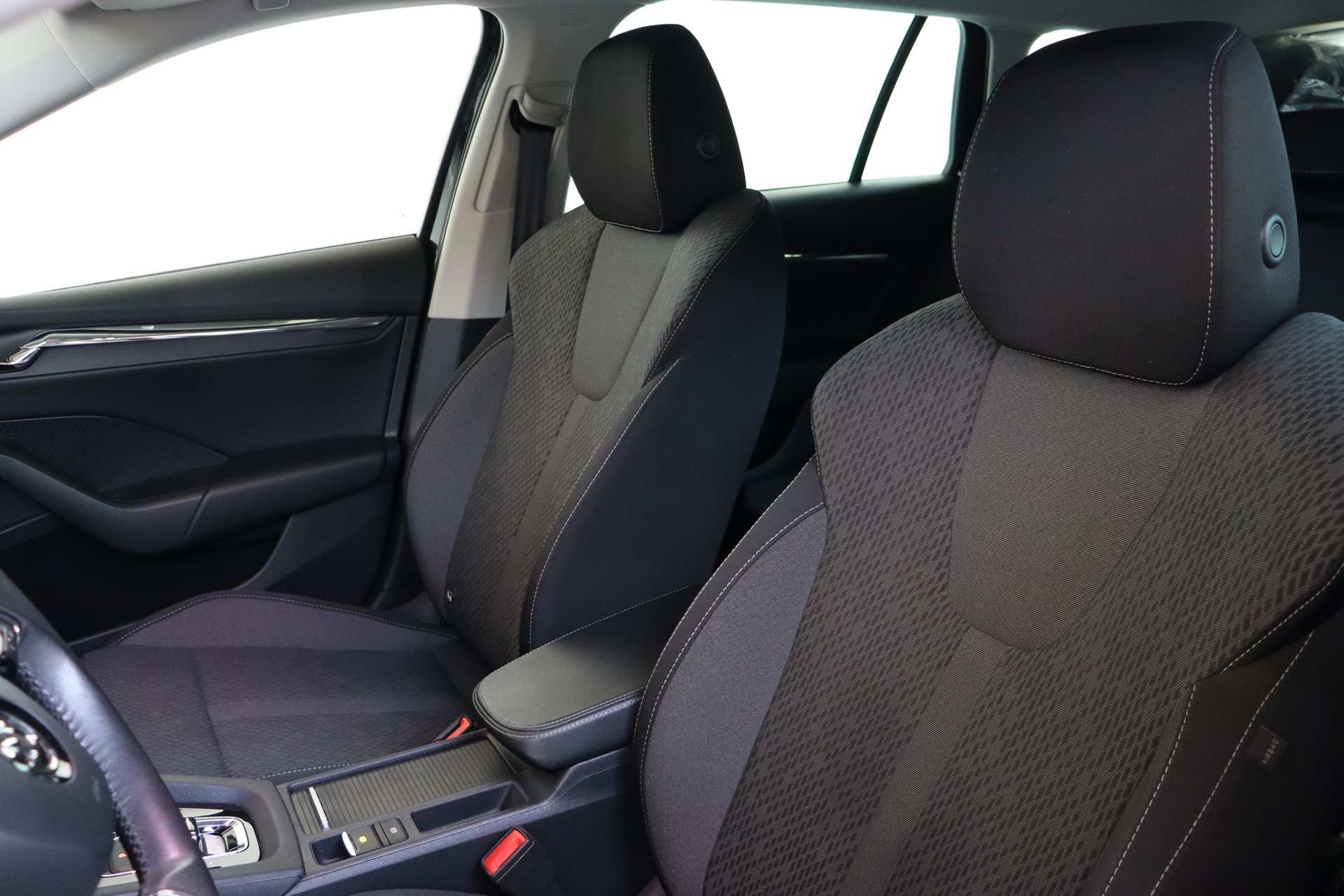 SKODA Octavia Combi 2.0 TDI DSG Style 4x4-image-14