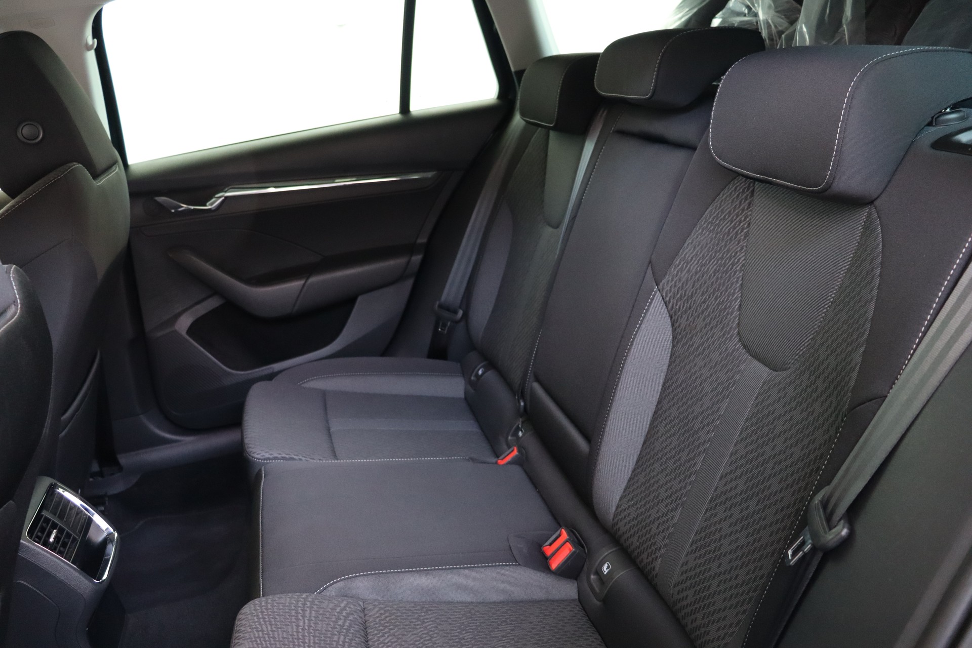 SKODA Octavia Combi 2.0 TDI DSG Style 4x4-image-17