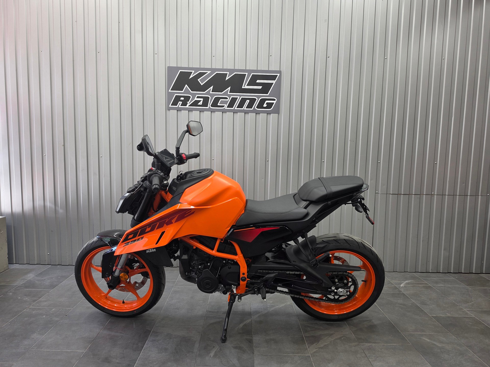 KTM 390 Duke-showroom-element-1