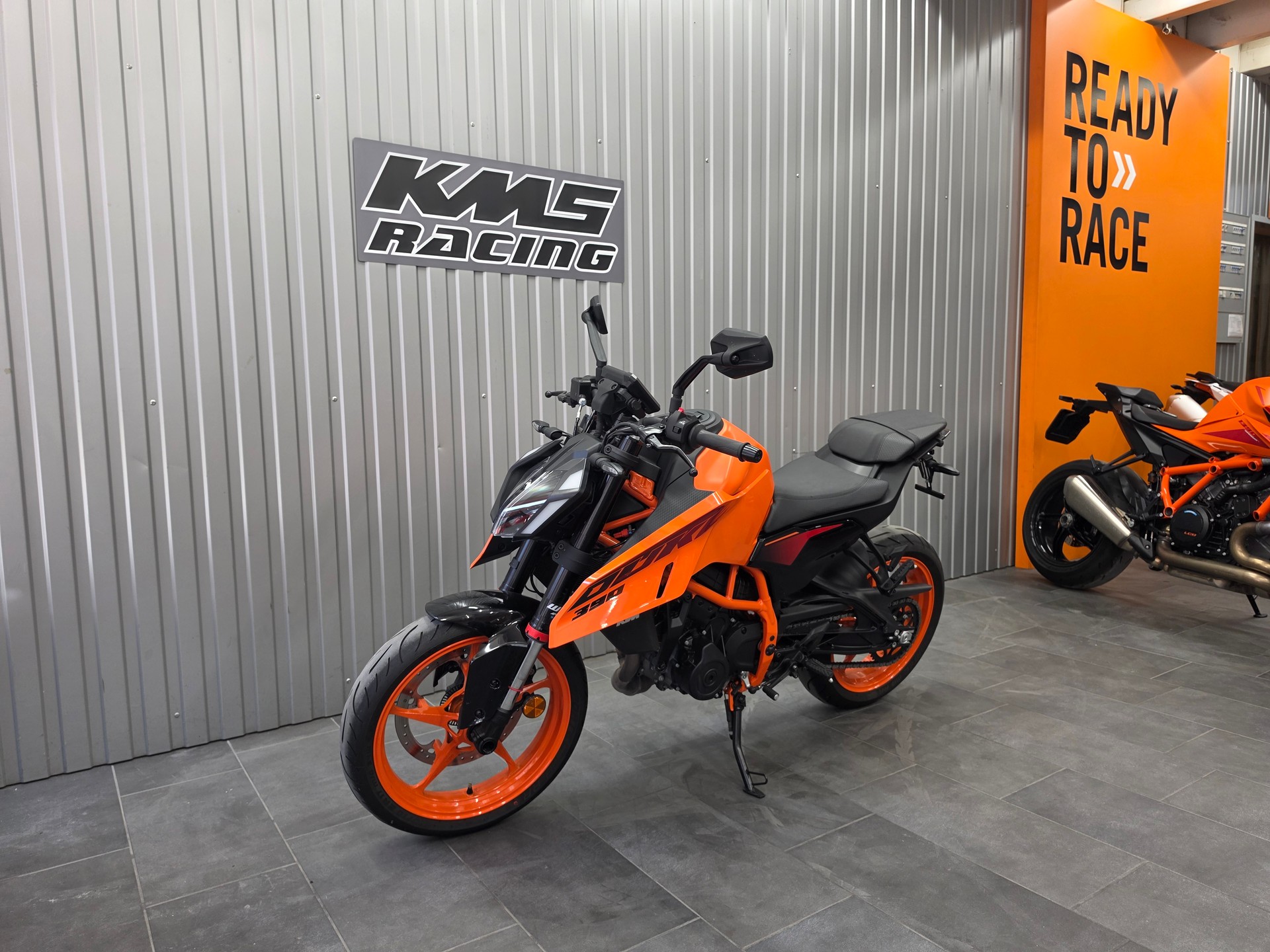 KTM 390 Duke-showroom-element-2