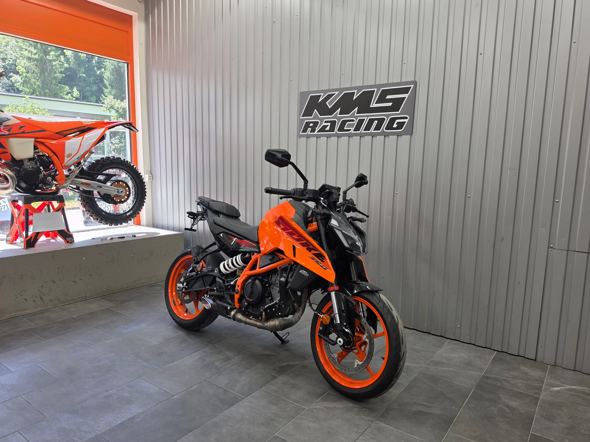 KTM 390 Duke-showroom-element-3