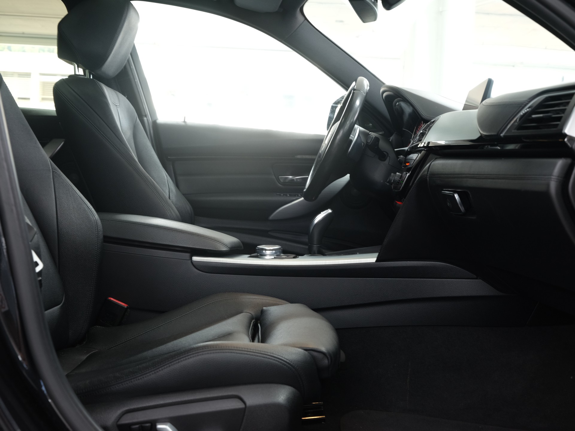 BMW 340i Touring M Sport Steptronic *M-Performance Abgassanlage* *360 Kamera* *Panoama*-image-14