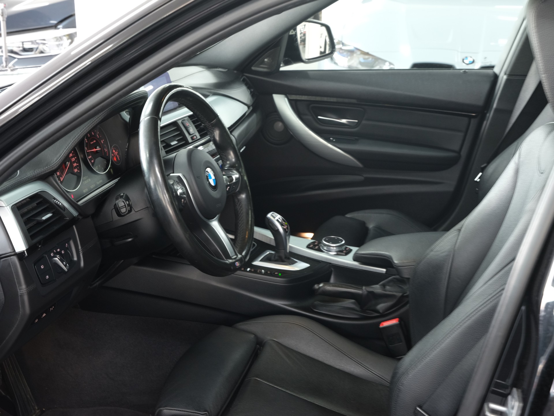 BMW 340i Touring M Sport Steptronic *M-Performance Abgassanlage* *360 Kamera* *Panoama*-image-11