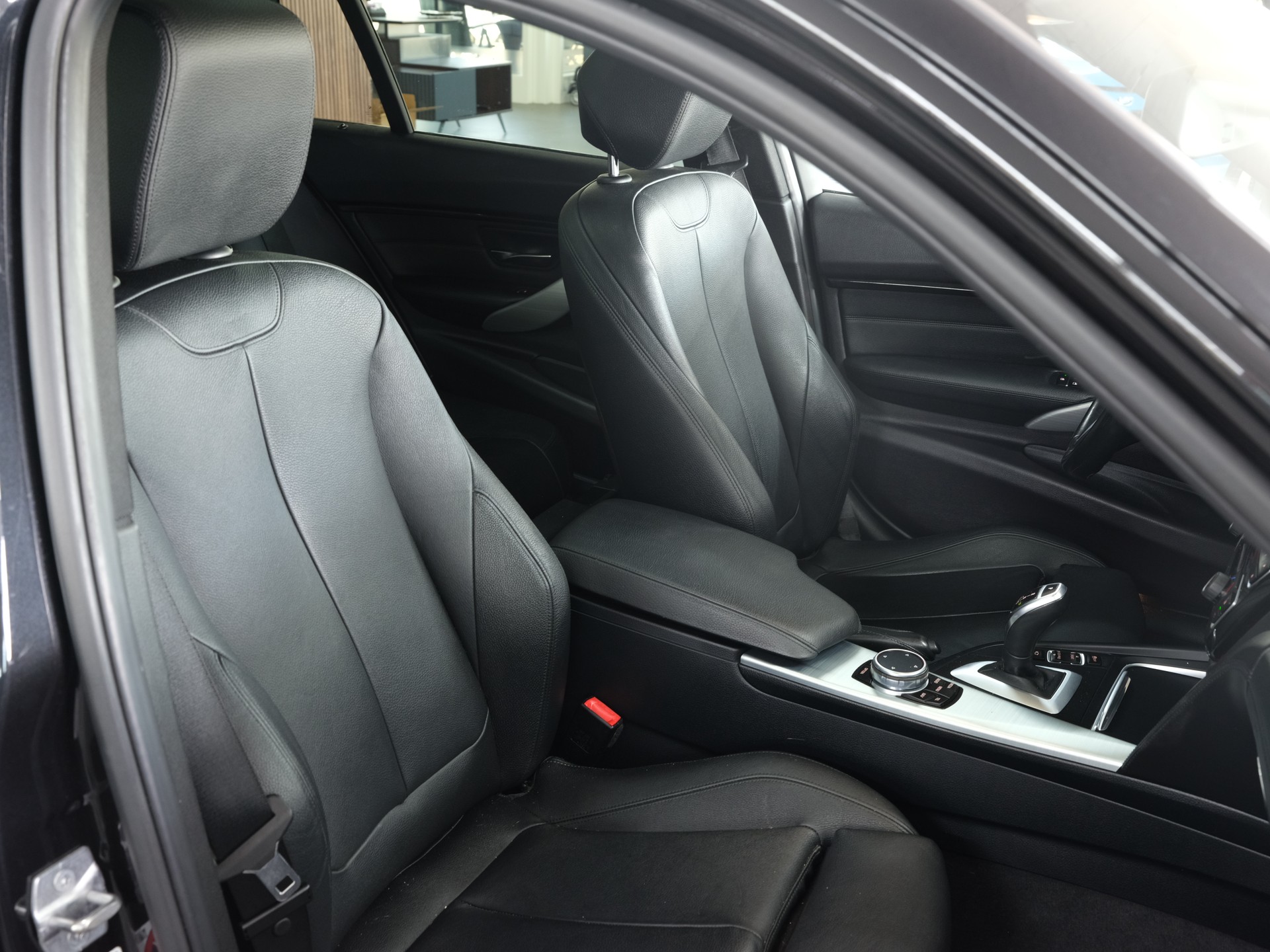 BMW 340i Touring M Sport Steptronic *M-Performance Abgassanlage* *360 Kamera* *Panoama*-image-15