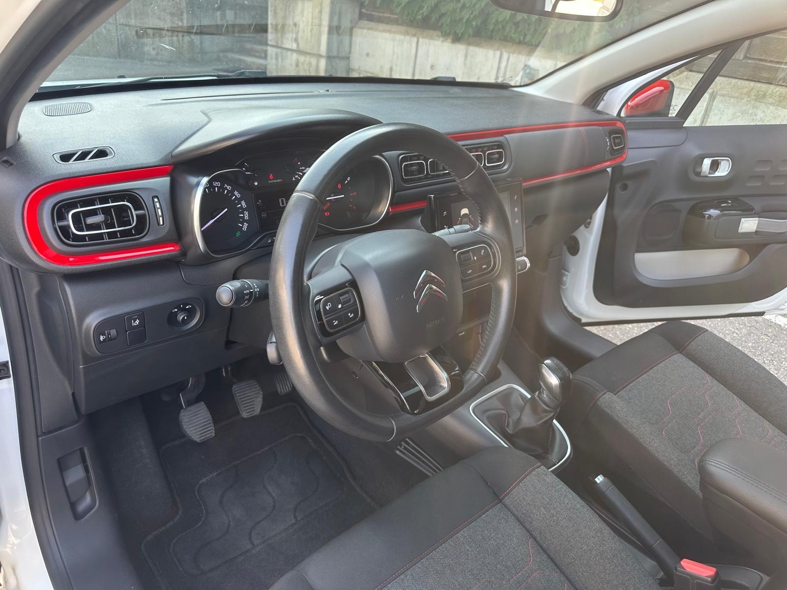 CITROEN C3 1.2i PureTech Shine-image-9