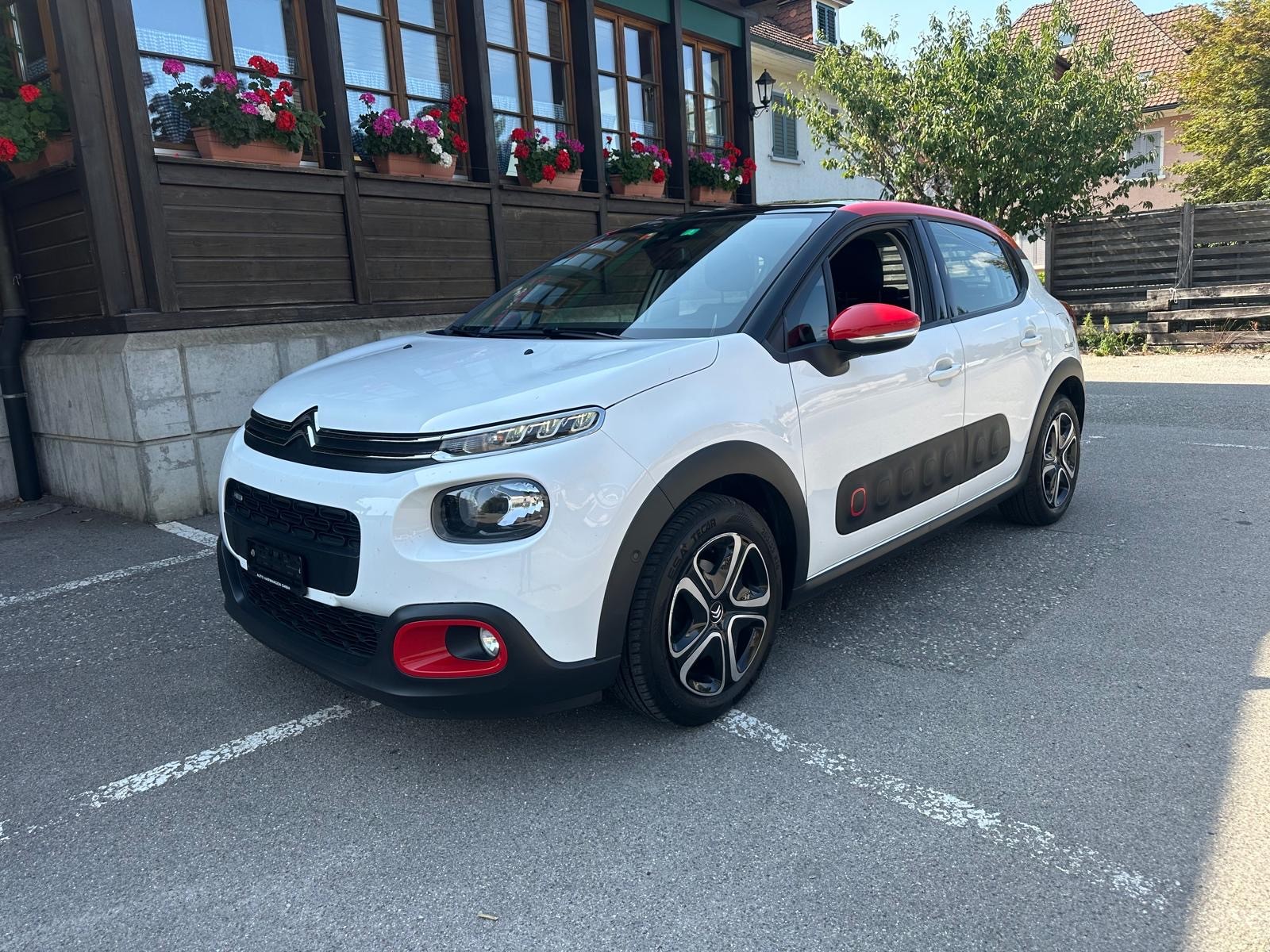 CITROEN C3 1.2i PureTech Shine-image-1