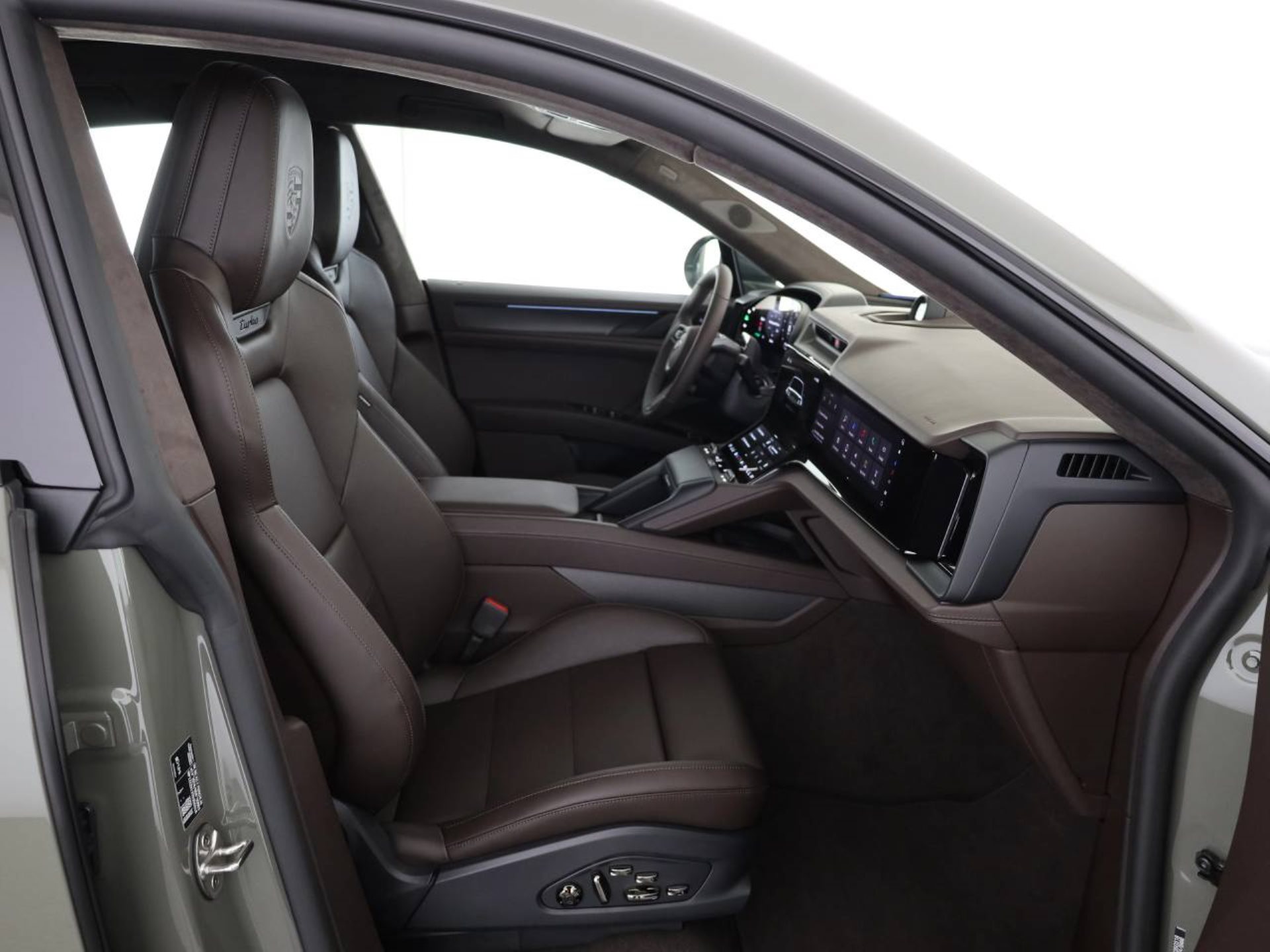 PORSCHE Cayenne Turbo Coupé Electric-image-16