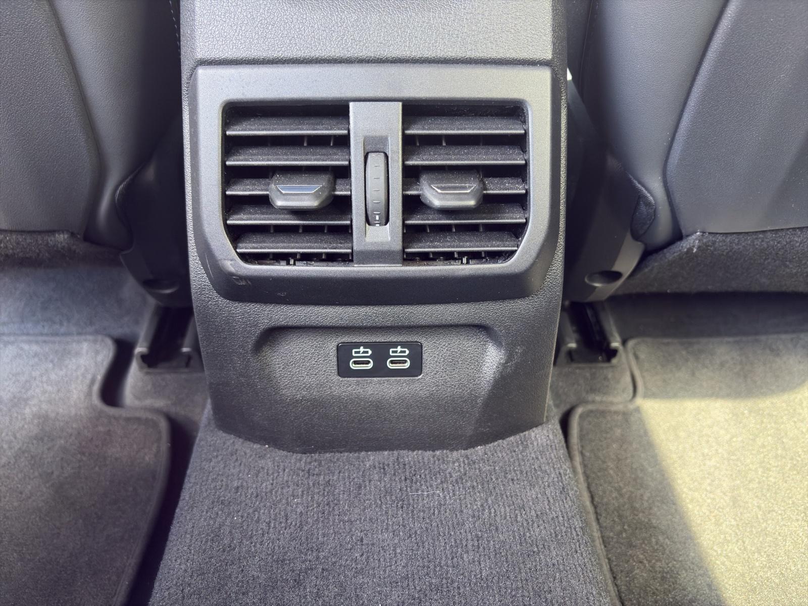 BMW 120i-image-18