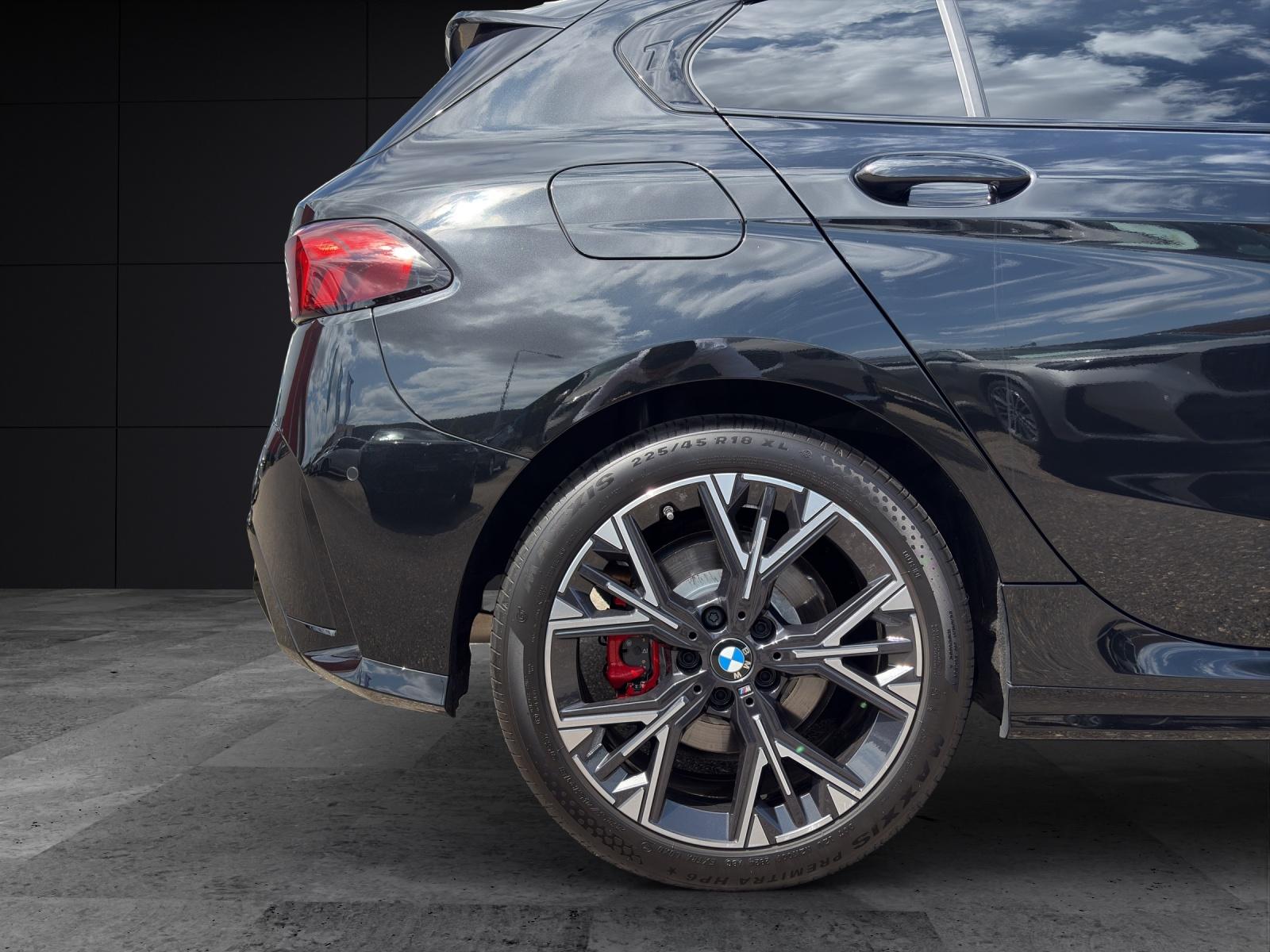 BMW 120i-image-8