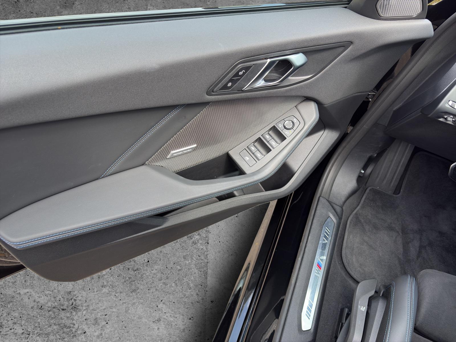 BMW 120i-image-12