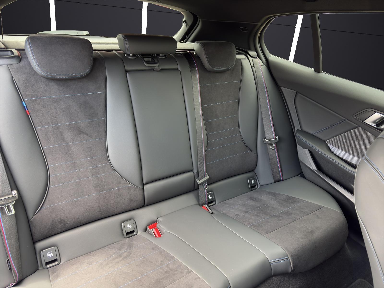 BMW 120i-image-11