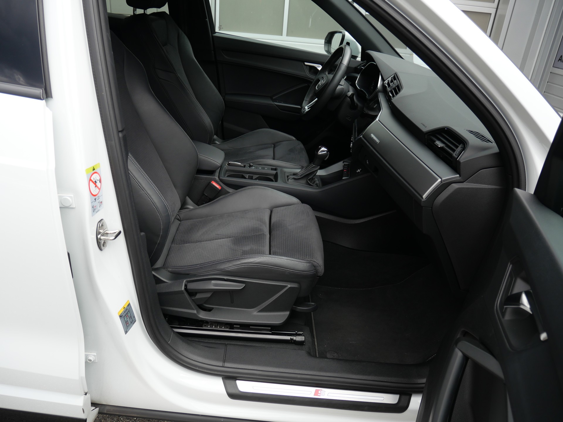 AUDI Q3 40 TFSI S line quattro S-tronic *CH-Auto, 5 J. Garantie, 360°-Kamera, 8-fach Alu, AHK -2'000kg*-image-15
