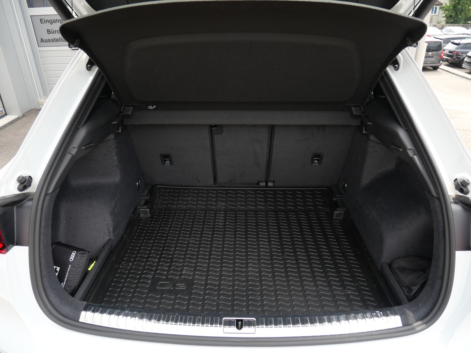 AUDI Q3 40 TFSI S line quattro S-tronic *CH-Auto, 5 J. Garantie, 360°-Kamera, 8-fach Alu, AHK -2'000kg*-image-10
