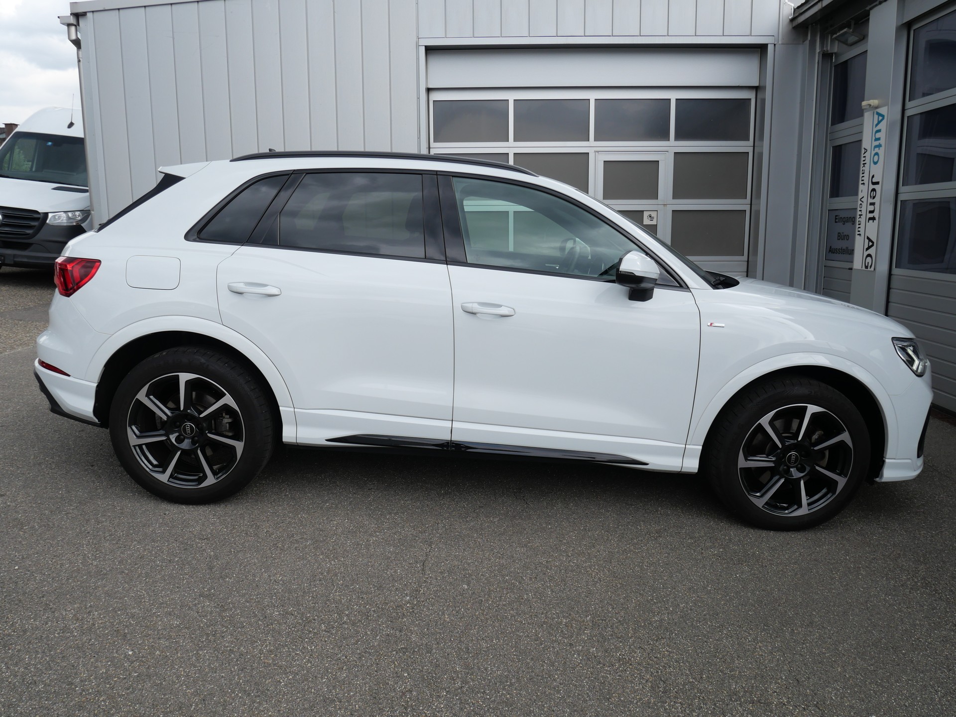 AUDI Q3 40 TFSI S line quattro S-tronic *CH-Auto, 5 J. Garantie, 360°-Kamera, 8-fach Alu, AHK -2'000kg*-image-6