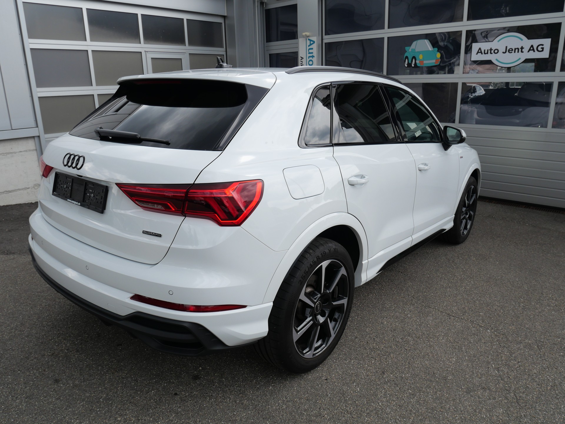 AUDI Q3 40 TFSI S line quattro S-tronic *CH-Auto, 5 J. Garantie, 360°-Kamera, 8-fach Alu, AHK -2'000kg*-image-5