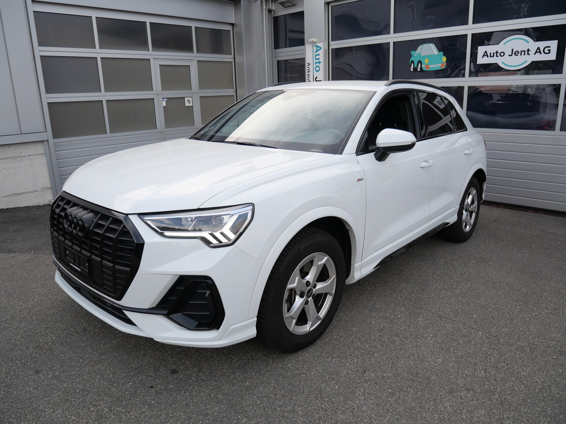 AUDI Q3 40 TFSI S line quattro S-tronic *CH-Auto, 5 J. Garantie, 360°-Kamera, 8-fach Alu, AHK -2'000kg*-showroom-element-1
