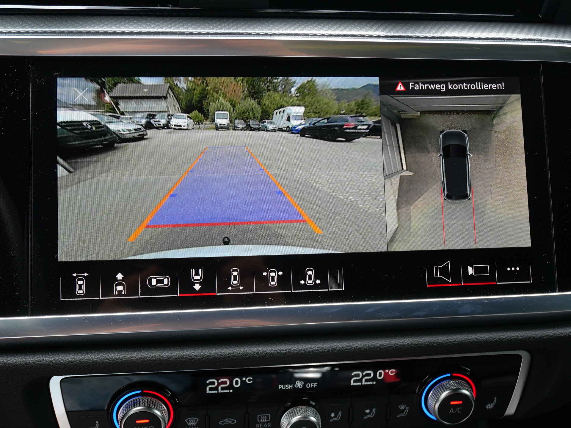 AUDI Q3 40 TFSI S line quattro S-tronic *CH-Auto, 5 J. Garantie, 360°-Kamera, 8-fach Alu, AHK -2'000kg*-image-21