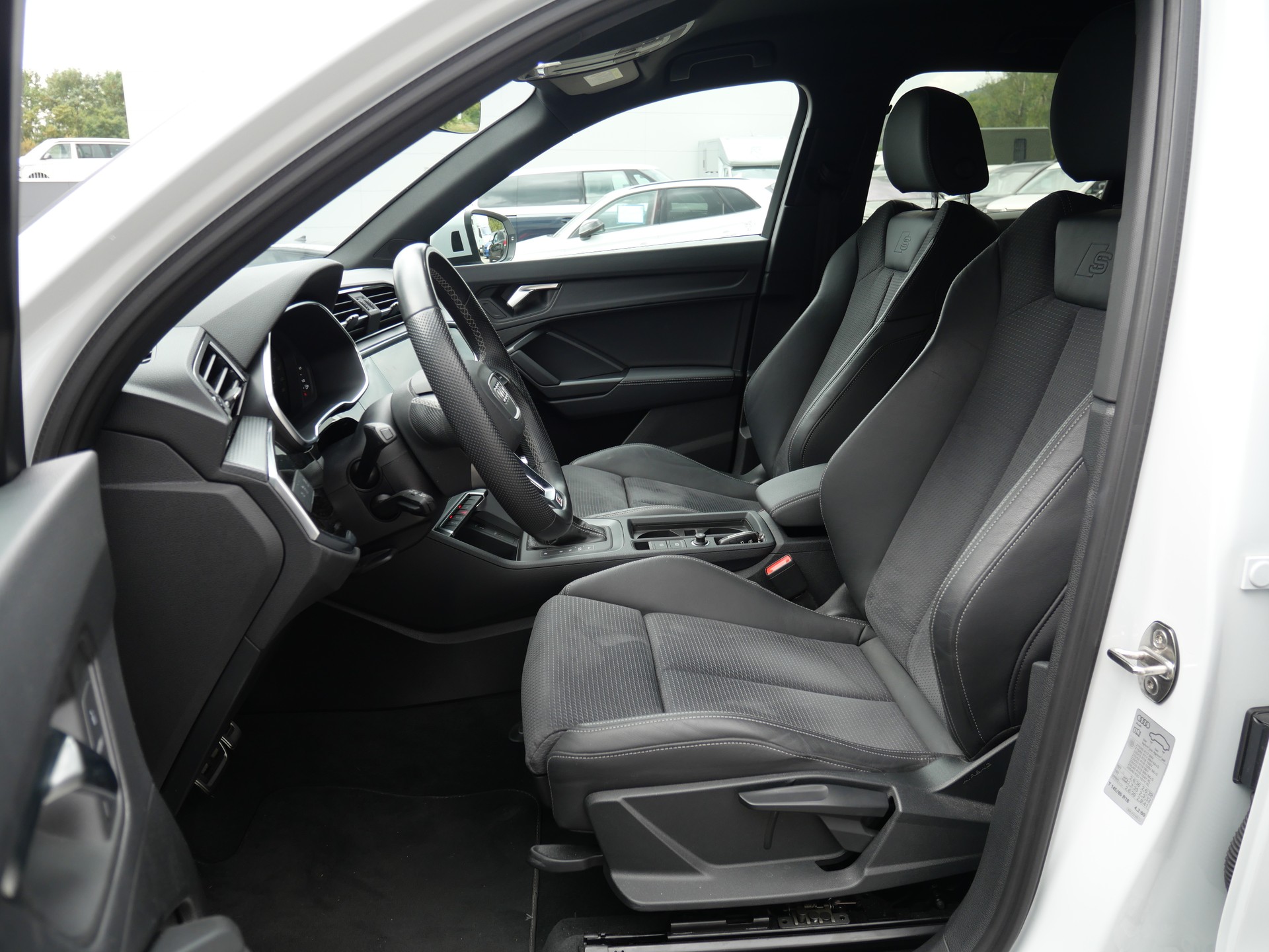 AUDI Q3 40 TFSI S line quattro S-tronic *CH-Auto, 5 J. Garantie, 360°-Kamera, 8-fach Alu, AHK -2'000kg*-image-16