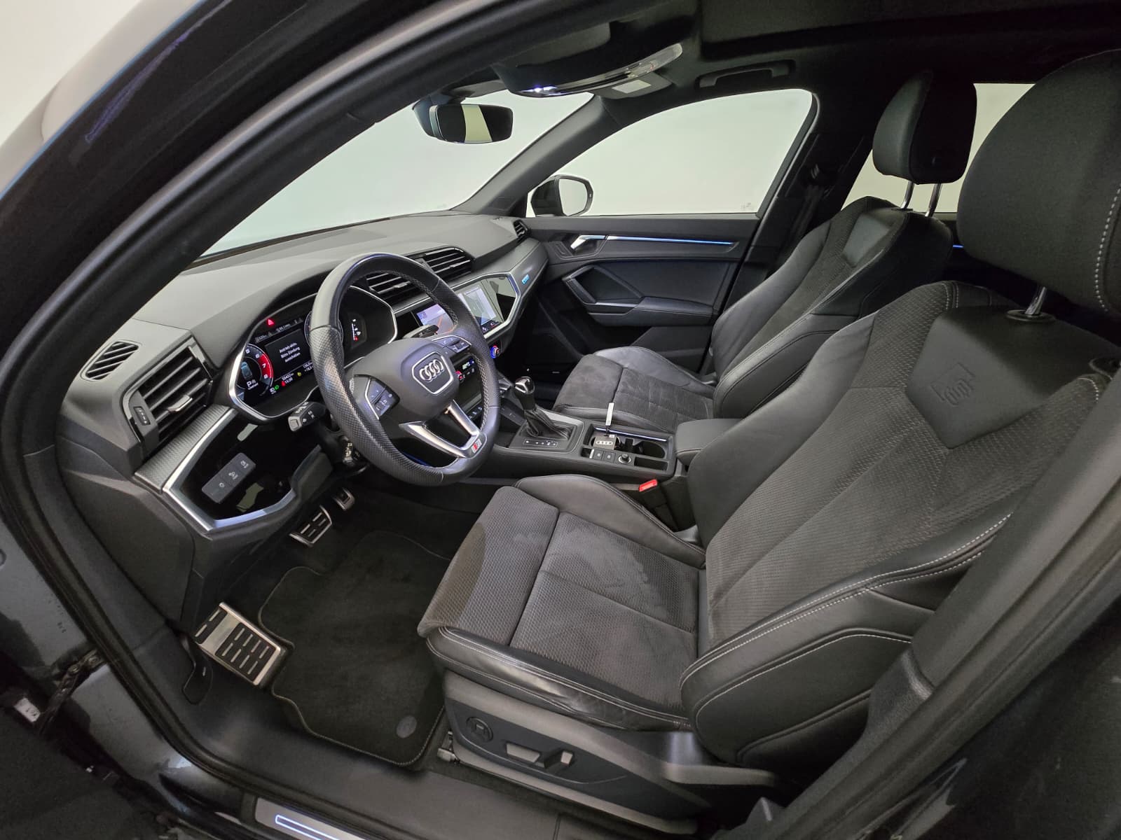 AUDI Q3 40 TFSI S line quattro S-tronic-image-11