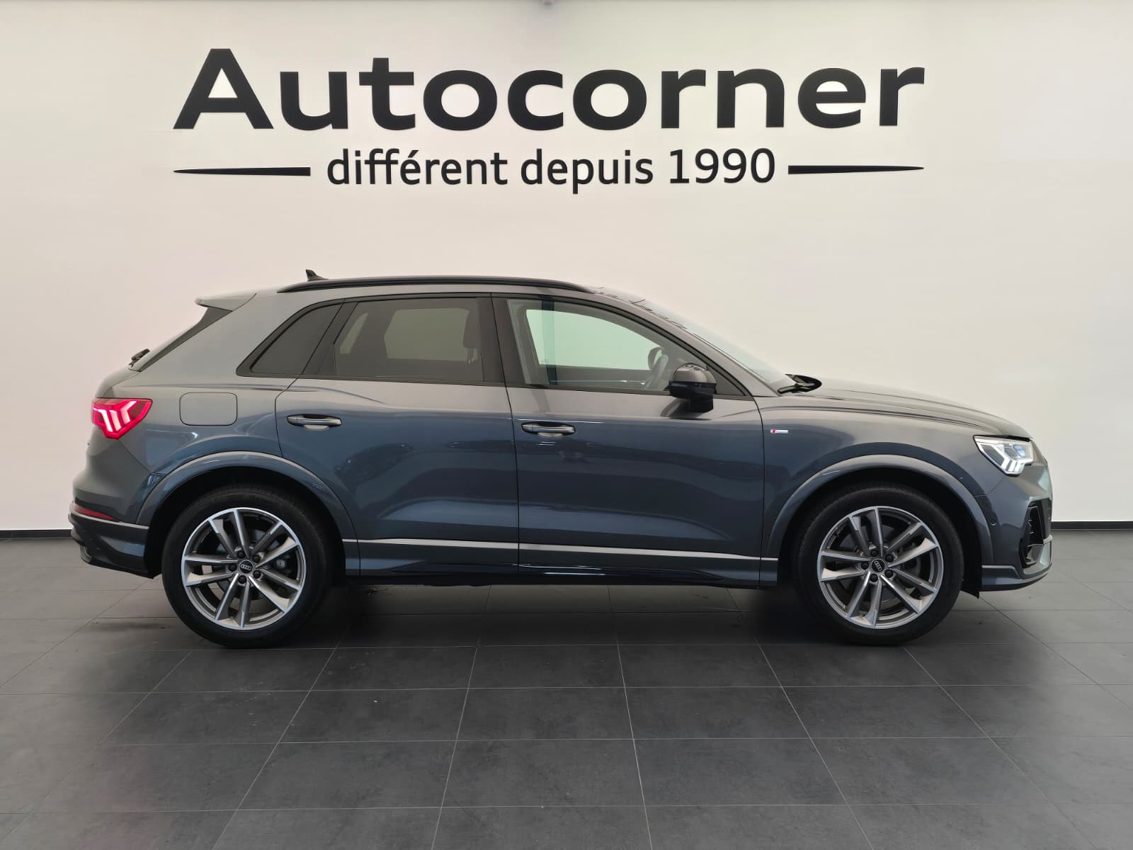 AUDI Q3 40 TFSI S line quattro S-tronic-image-5