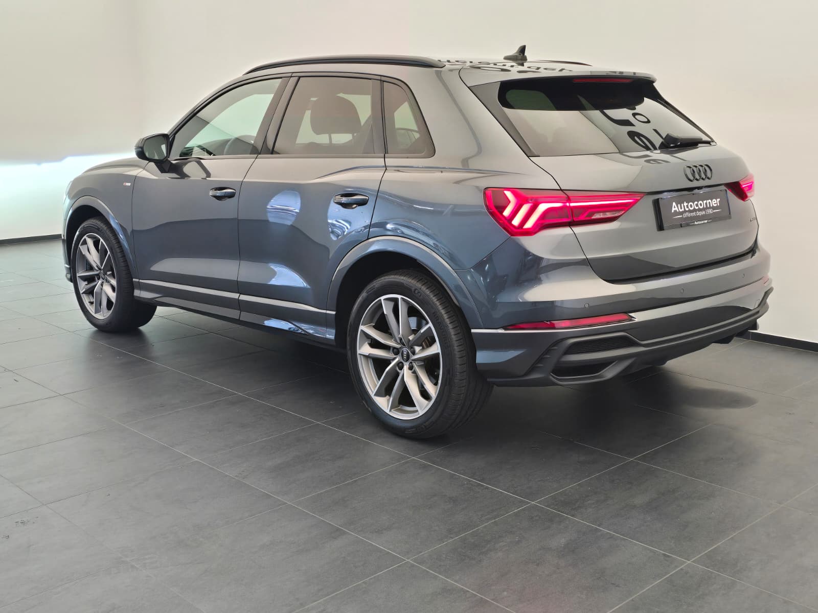 AUDI Q3 40 TFSI S line quattro S-tronic-image-8