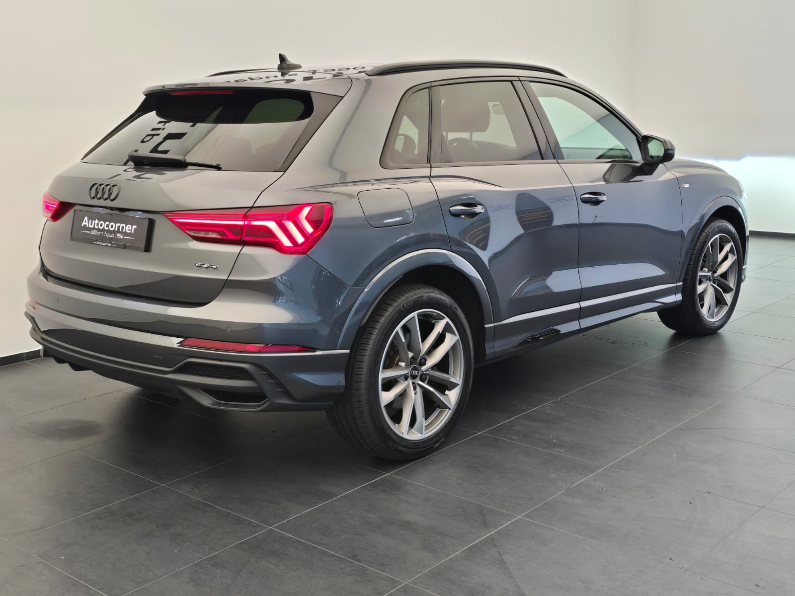 AUDI Q3 40 TFSI S line quattro S-tronic-image-6