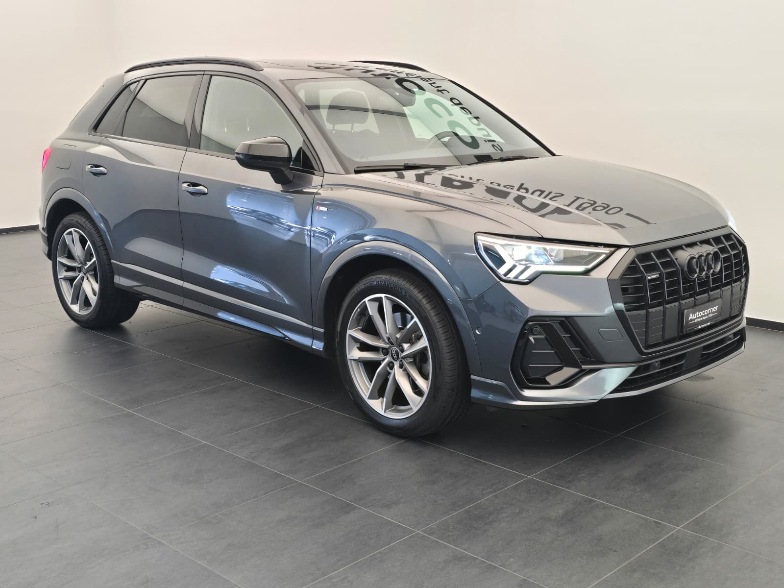 AUDI Q3 40 TFSI S line quattro S-tronic-image-4