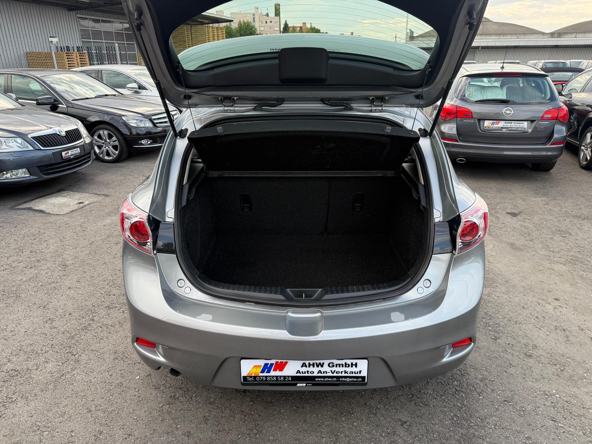 MAZDA 3 1.6 16V Exclusive / Ab MFK 11.2025 / 8-fach bereift / Servicegepflegt bei Mazda / Tempomat / 2 Zonen Klimaautomatik-image-9