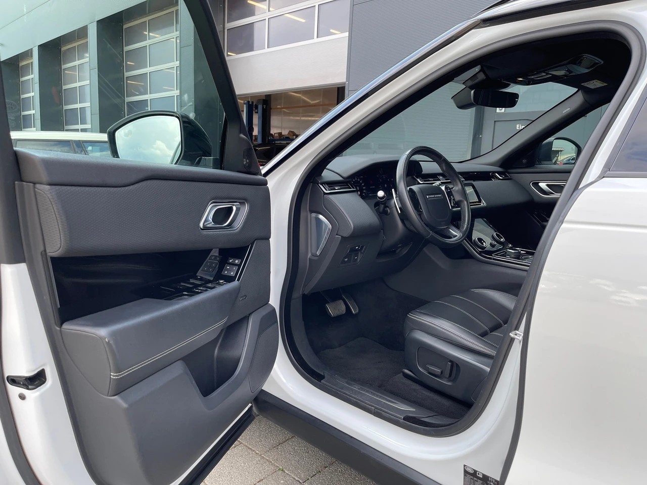 LAND ROVER Range Rover Velar R-Dynamic D 180 S Automatic-image-6