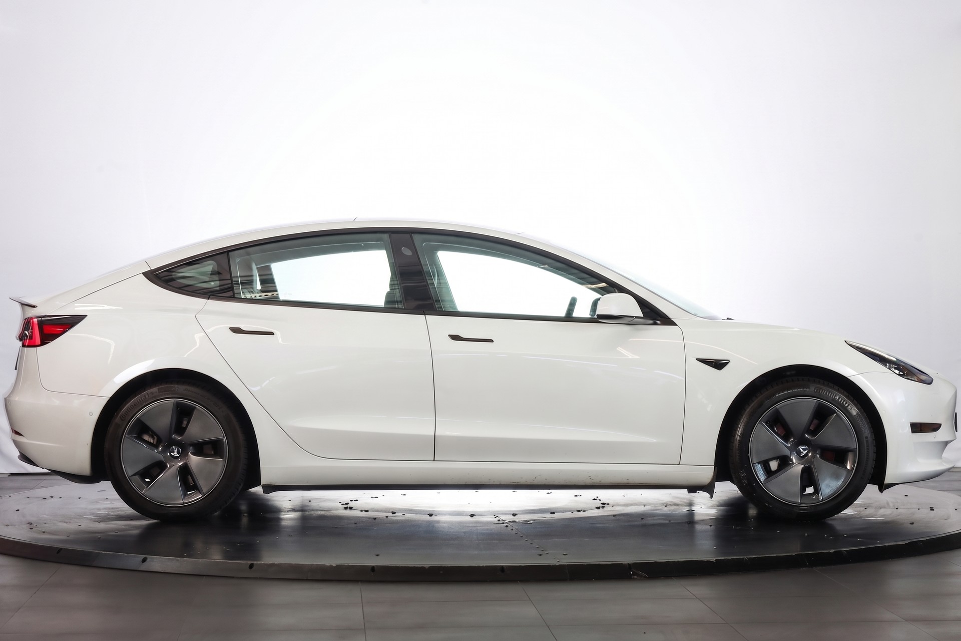 TESLA Model 3-image-4