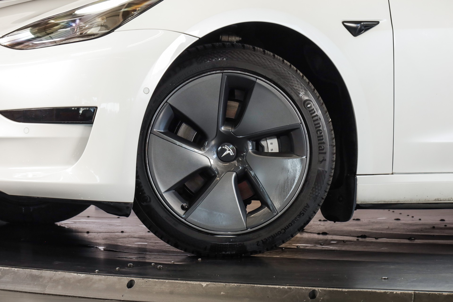 TESLA Model 3-image-19