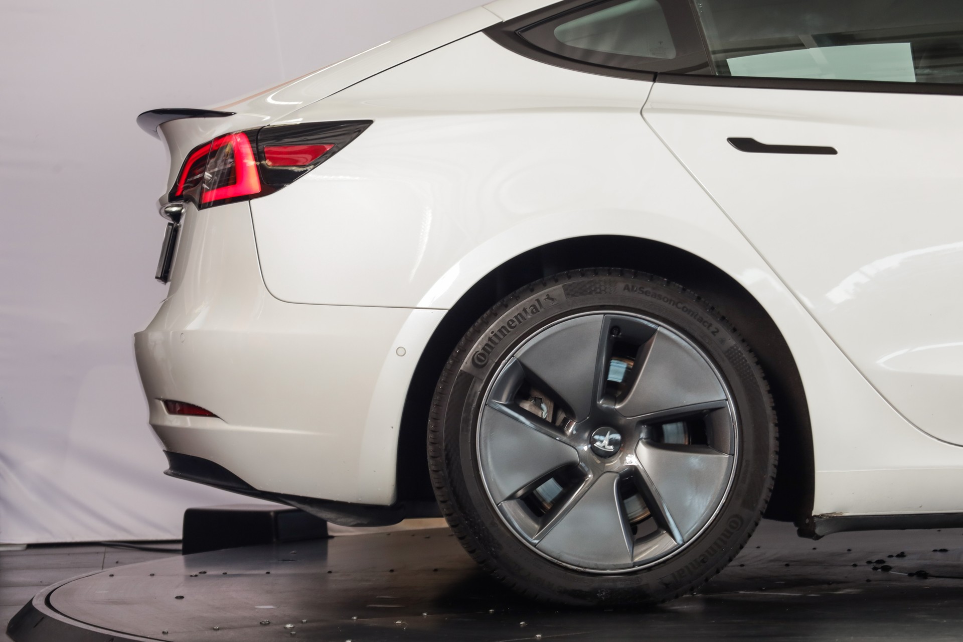 TESLA Model 3-image-6