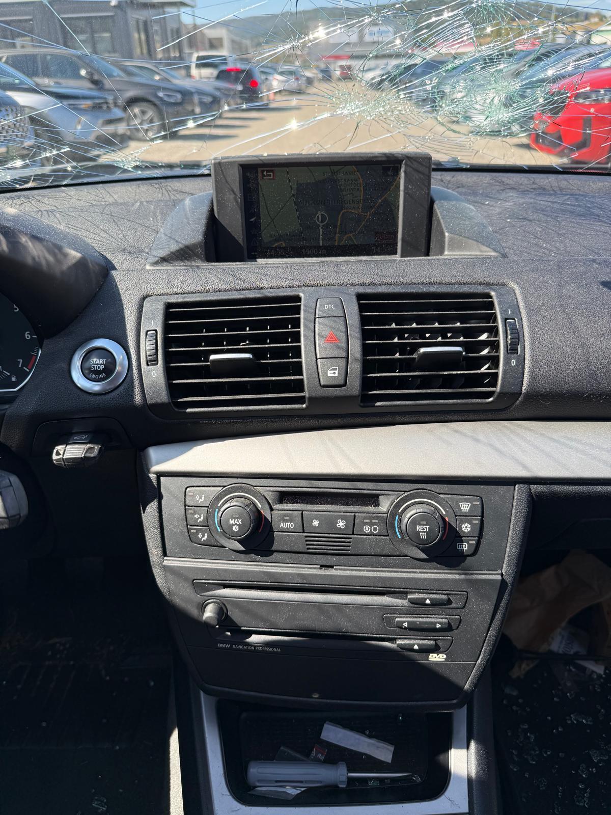 BMW 120i-image-12