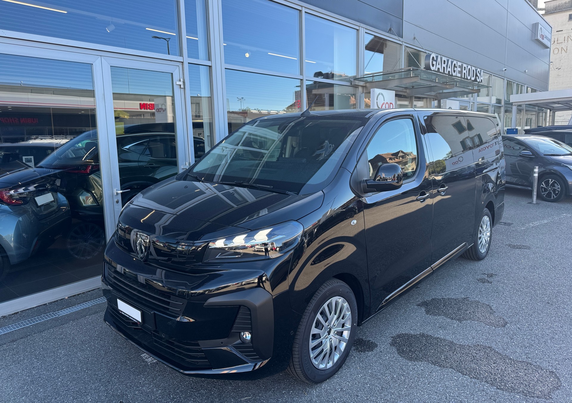 PEUGEOT Traveller 2.2 BlueHDi Business Long EAT8-image-0